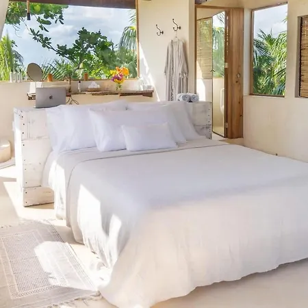 Beautiful 5 Bedroom Beachfront Villa